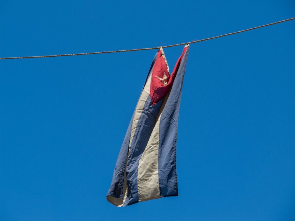 Cuban_flag_hanging