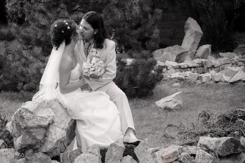Ozgo Wedding Photography - Bride and Groom kissing
