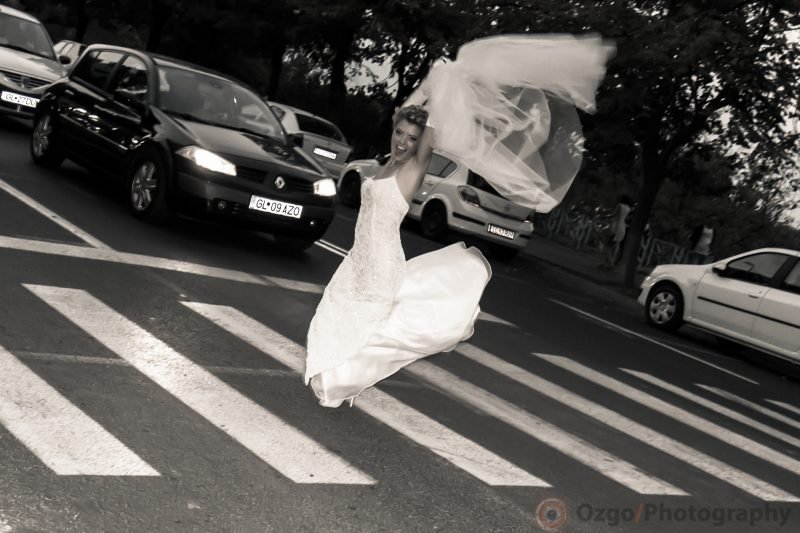 Ozgo Wedding Photography - Bride crossing the street on zebra