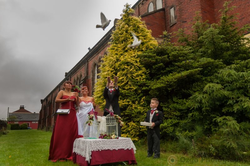 Ozgo Wedding Photography - Groom releasing doves