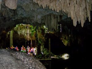 tourists-inside-a-cave